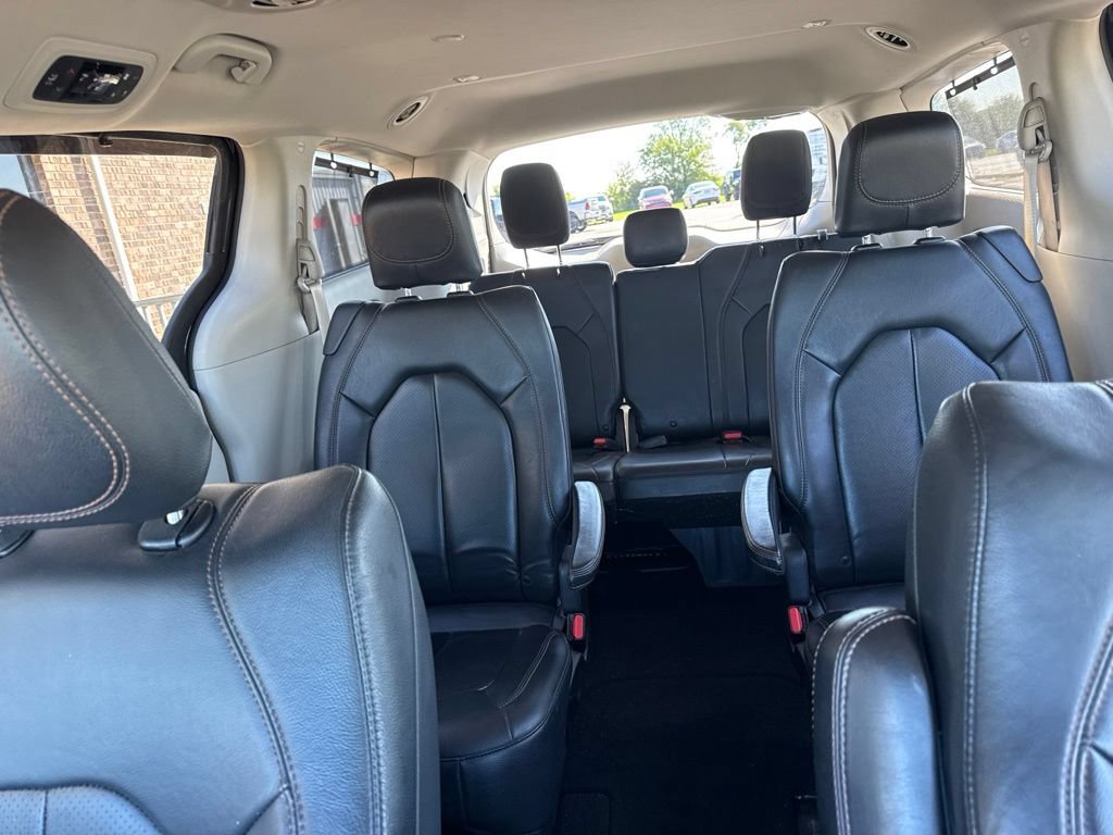 Used 2020 Chrysler Pacifica Touring-L FWD image 25