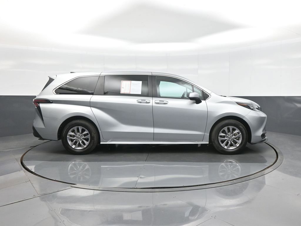 Certified 2024 Toyota Sienna LE image 10