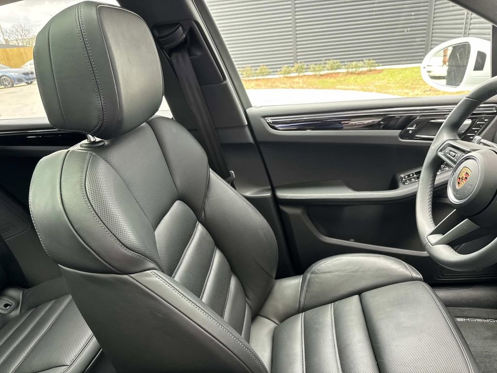 Certified 2025 Porsche Macan image 16