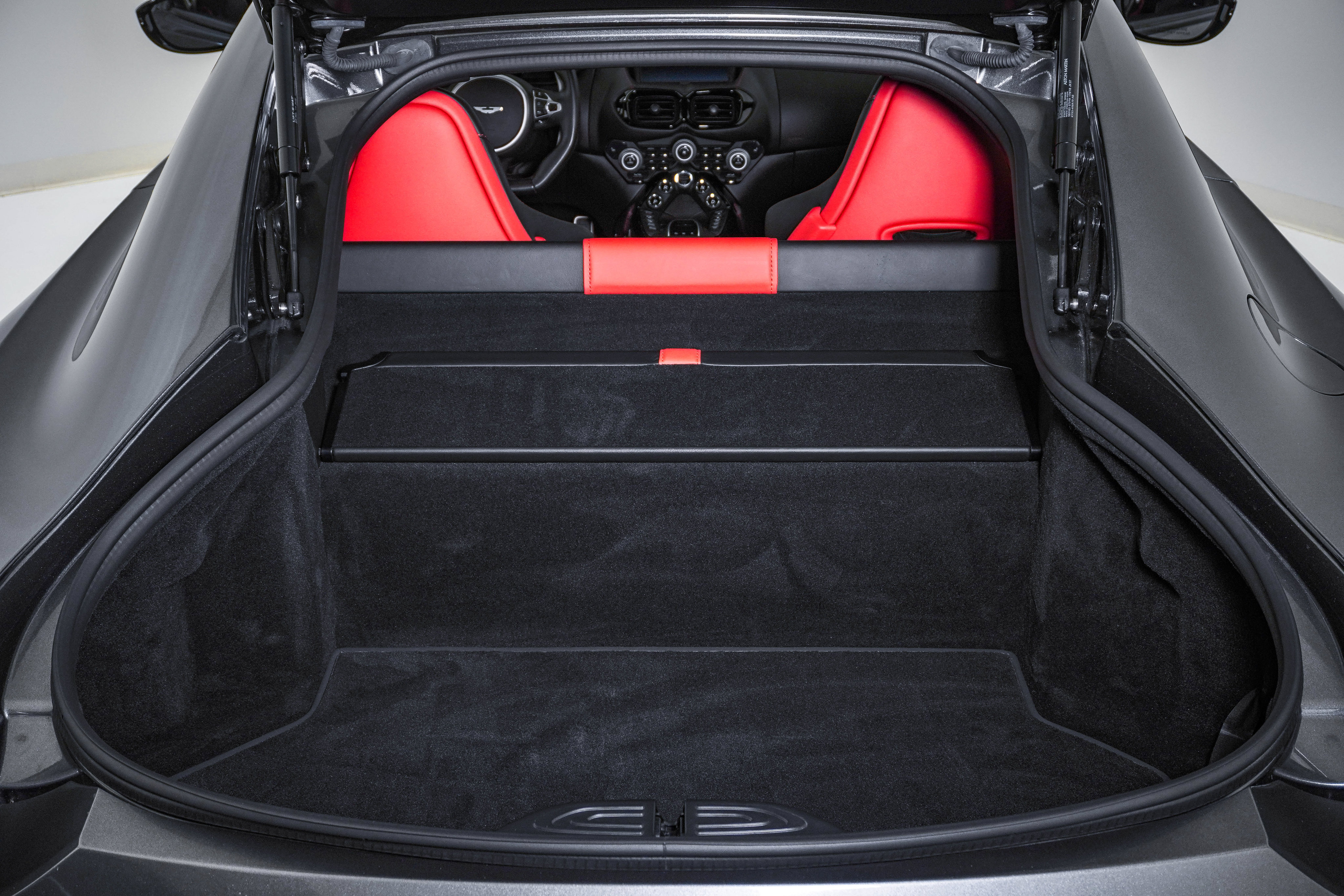 Used 2019 Aston Martin V8 Vantage Coupe RWD image 32