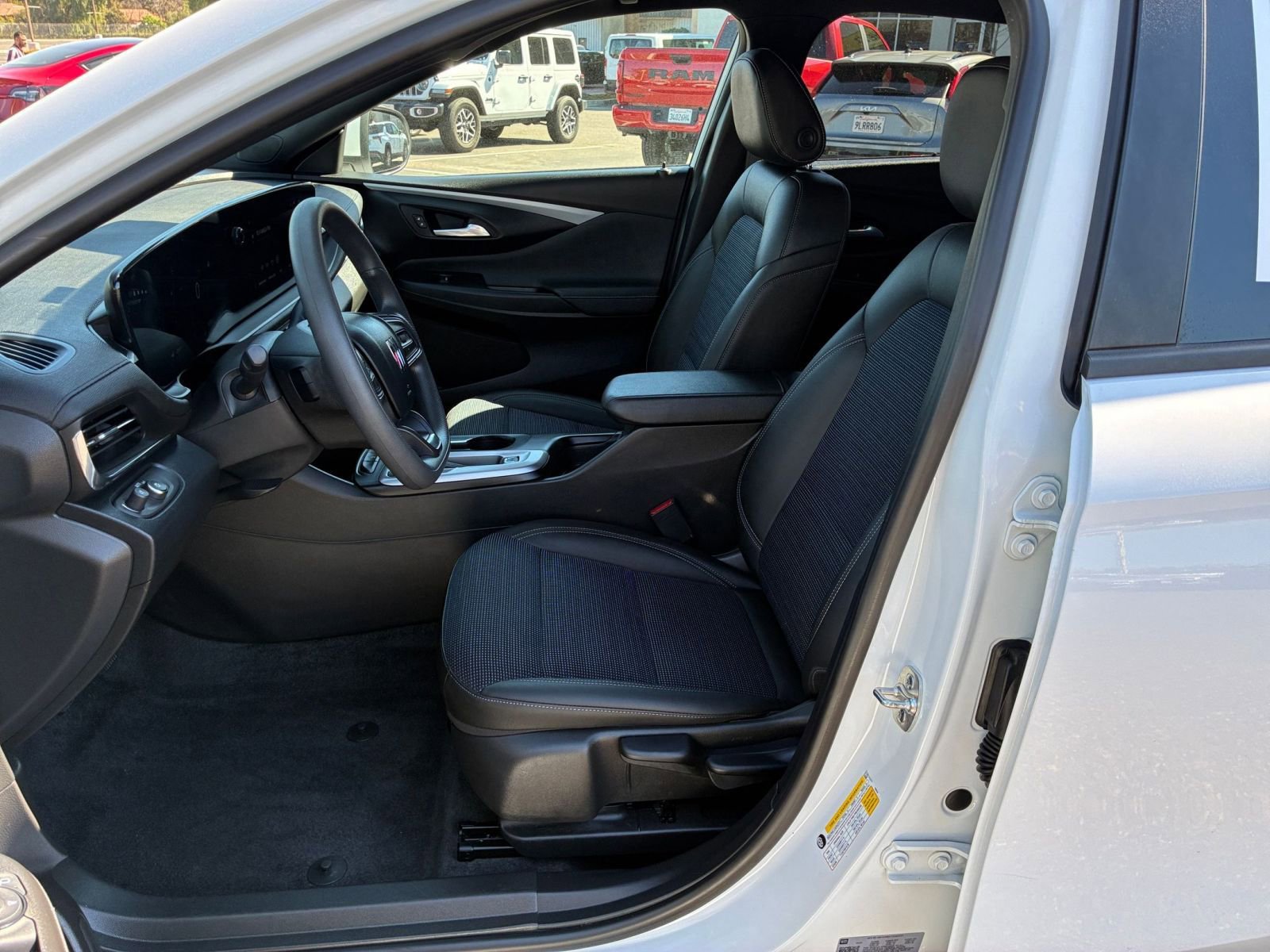 Used 2025 Buick Envista Preferred image 25