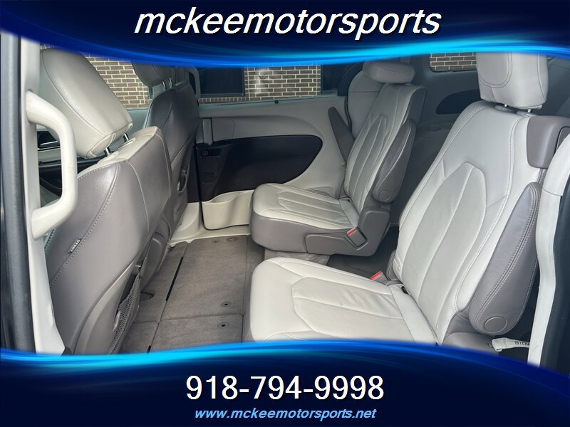 Used 2018 Chrysler Pacifica Touring-L FWD image 11