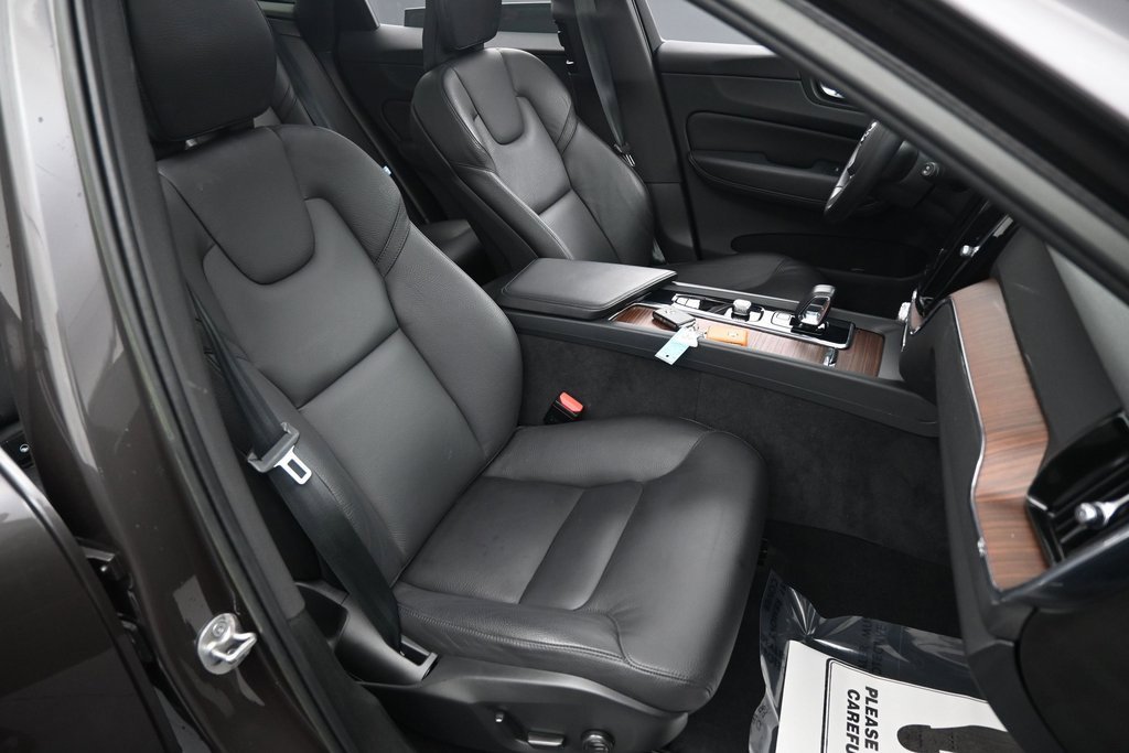 Used 2023 Volvo XC60 B5 Plus image 41