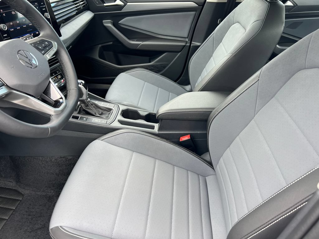 Used 2025 Volkswagen Jetta SE FWD image 10