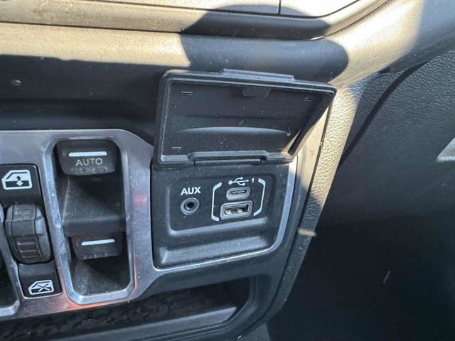 Used 2018 Jeep Wrangler Unlimited Sahara image 12