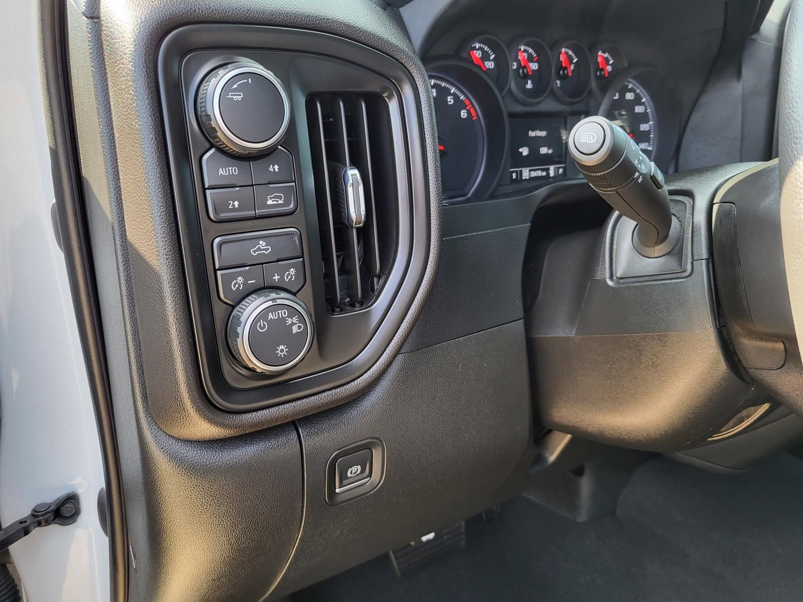 Used 2023 Chevrolet Silverado 1500 Custom image 25