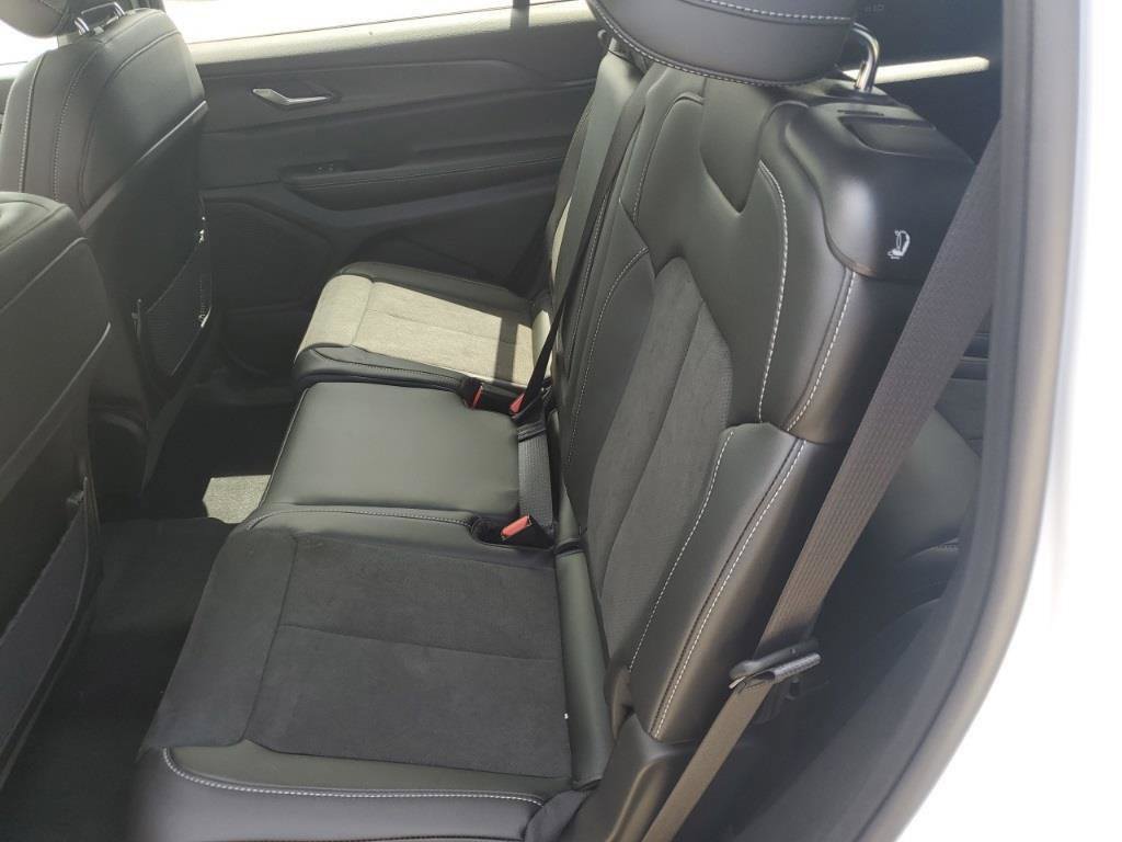 Used 2025 Jeep Grand Cherokee L Altitude AWD/4WD image 16