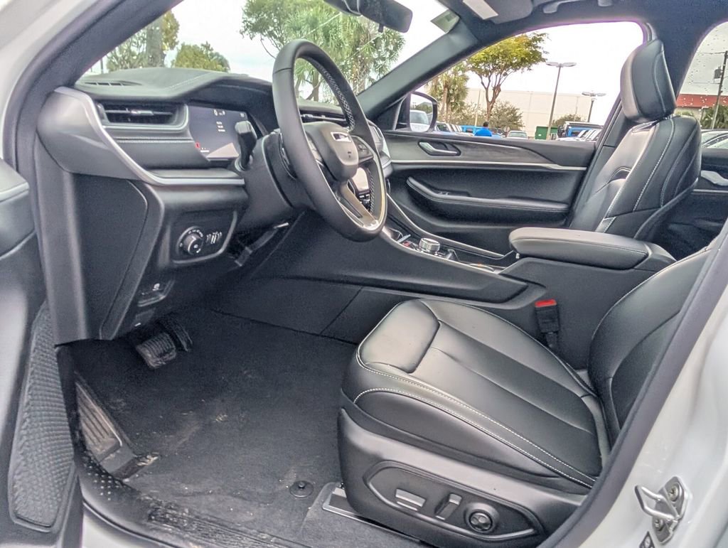 New 2025 Jeep Grand Cherokee Limited w/ Black Appearance Package image 12