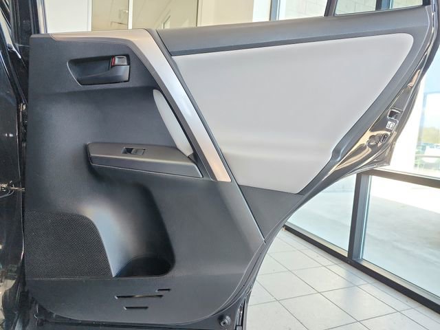 Used 2018 Toyota RAV4 LE AWD/4WD image 24