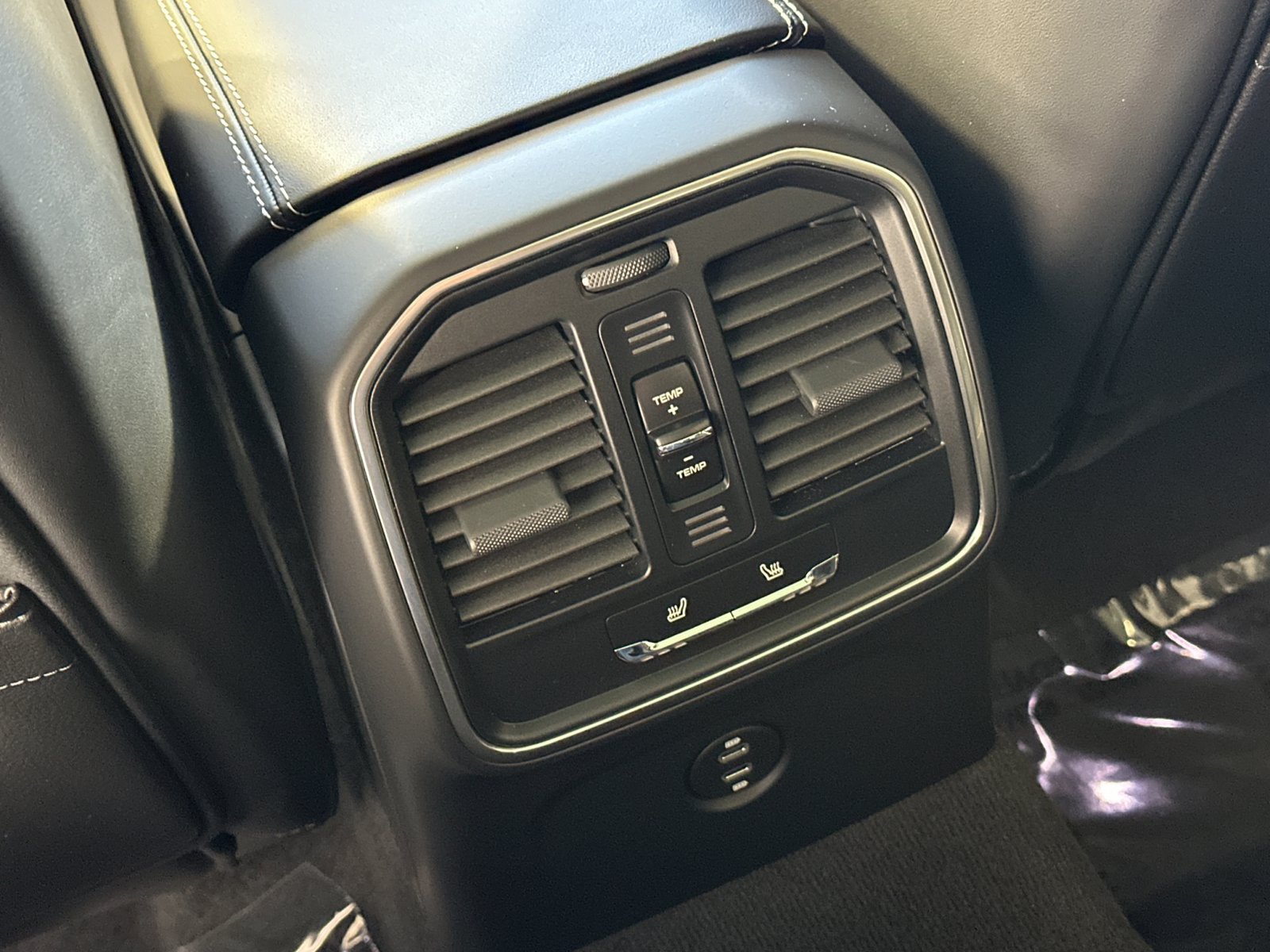 Certified 2025 Porsche Macan AWD/4WD image 15