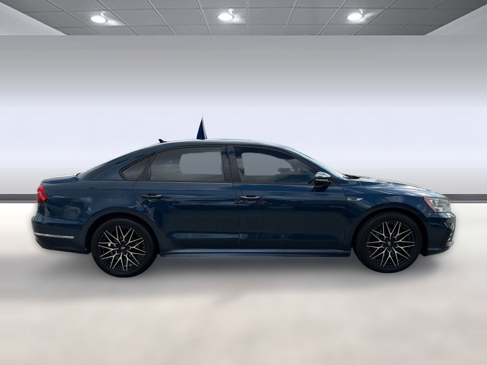 Used 2018 Volkswagen Passat 2.0T R-Line FWD image 8