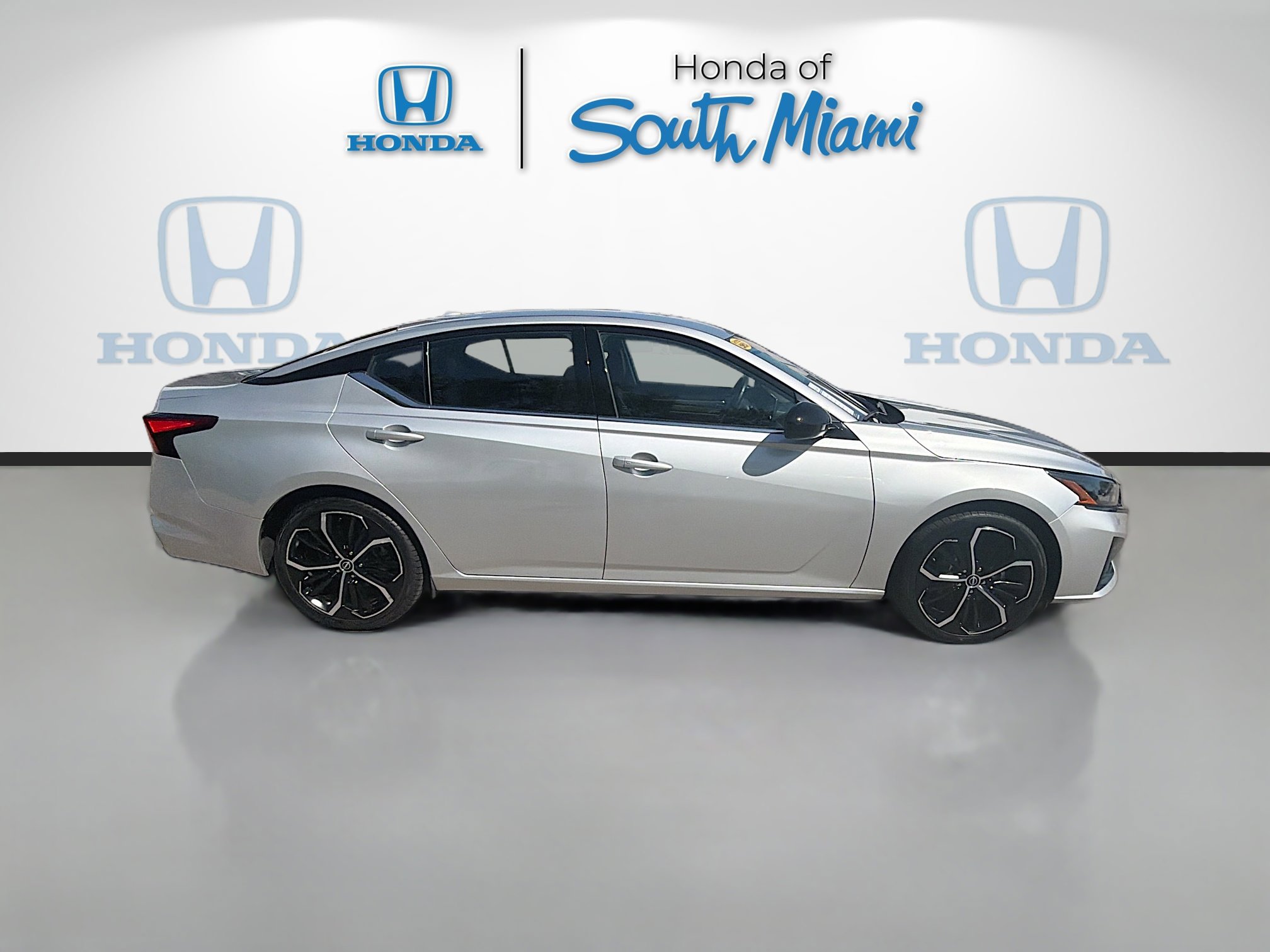 Used 2024 Nissan Altima 2.5 SR FWD image 8