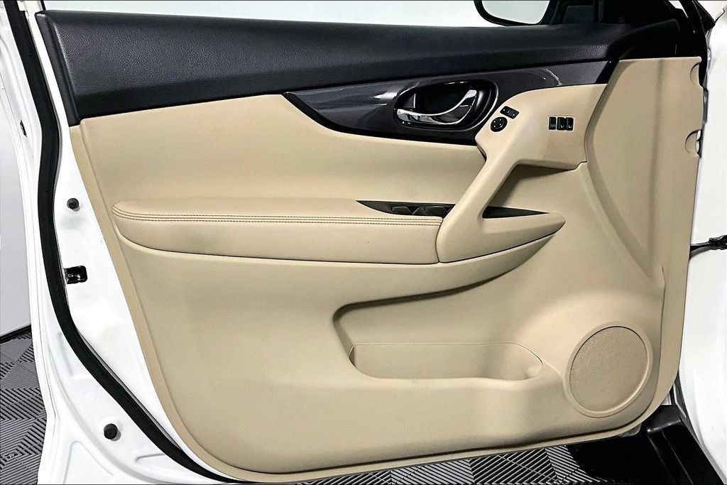 Used 2019 Nissan Rogue SV w/ Premium Package FWD image 23