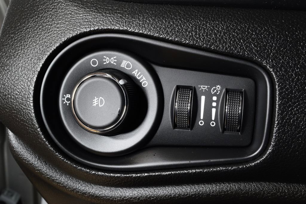 Used 2019 Jeep Renegade Limited w/ UConnect 8.4 Nav Group AWD/4WD image 15
