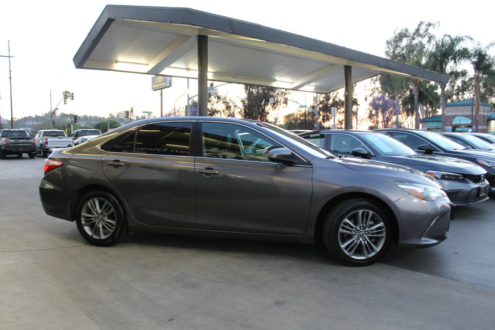 Used 2016 Toyota Camry SE FWD image 6