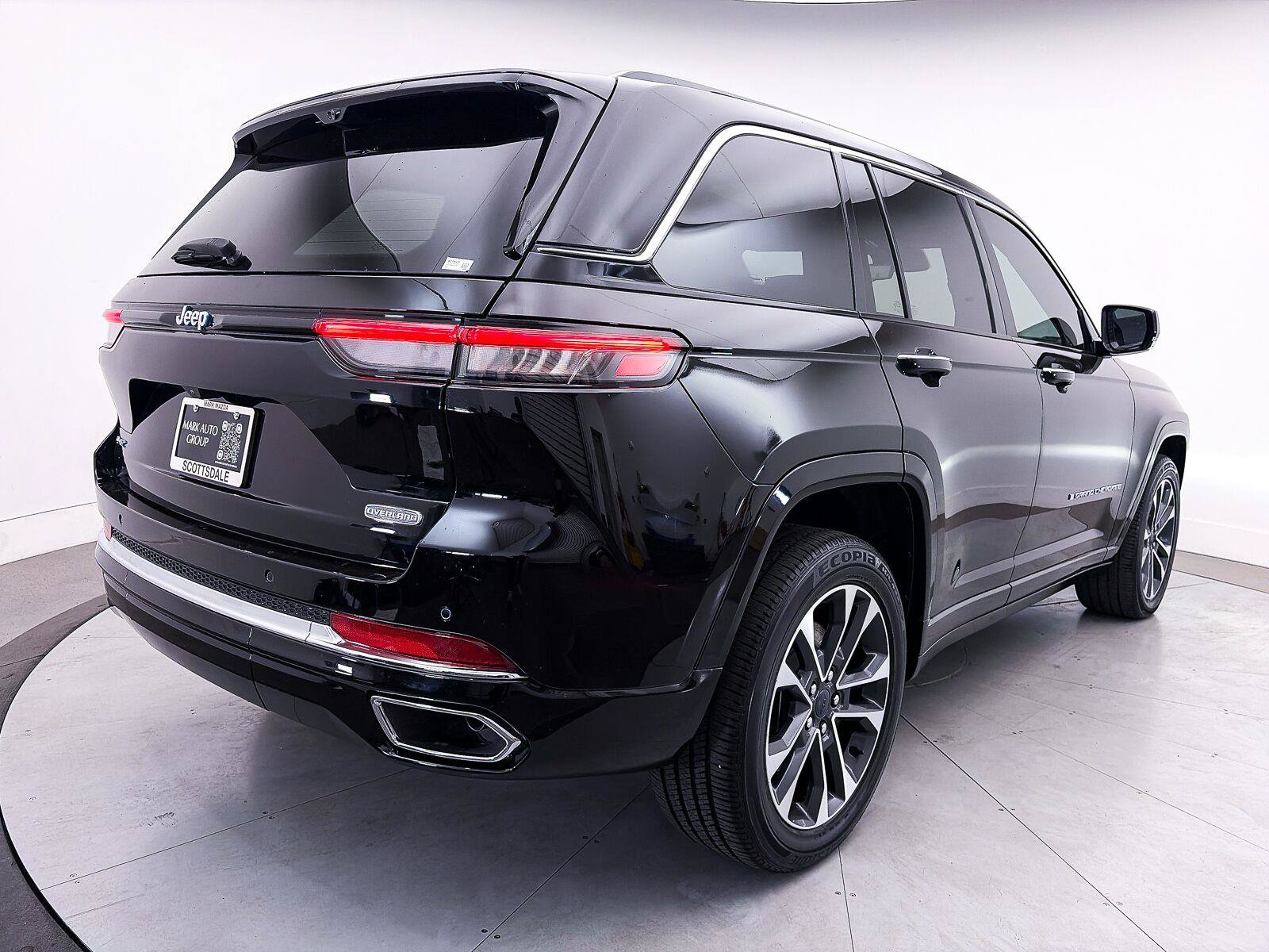 Used 2023 Jeep Grand Cherokee Overland w/ Luxury Tech Group IV AWD/4WD image 19