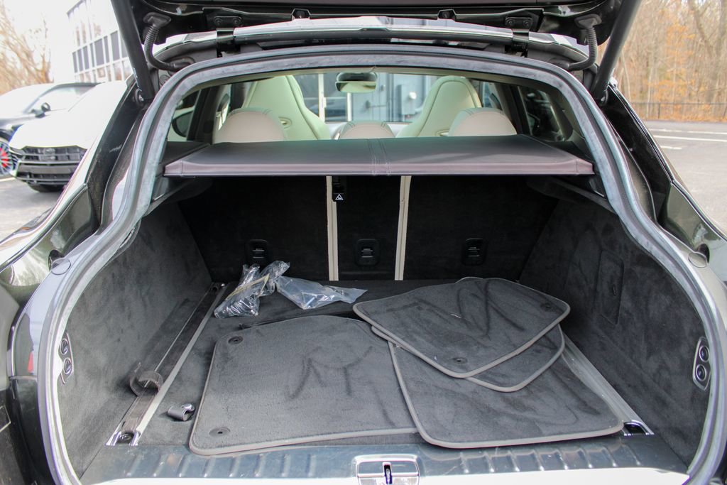 Used 2023 Aston Martin DBX image 21