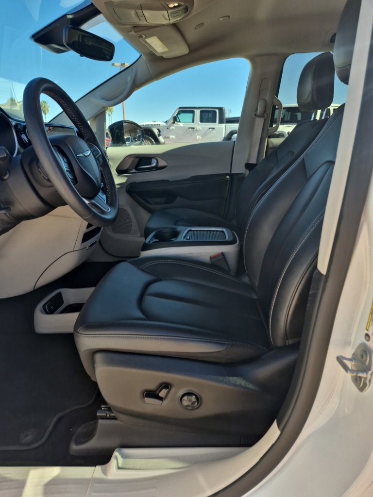 Certified 2024 Chrysler Pacifica Touring-L image 22