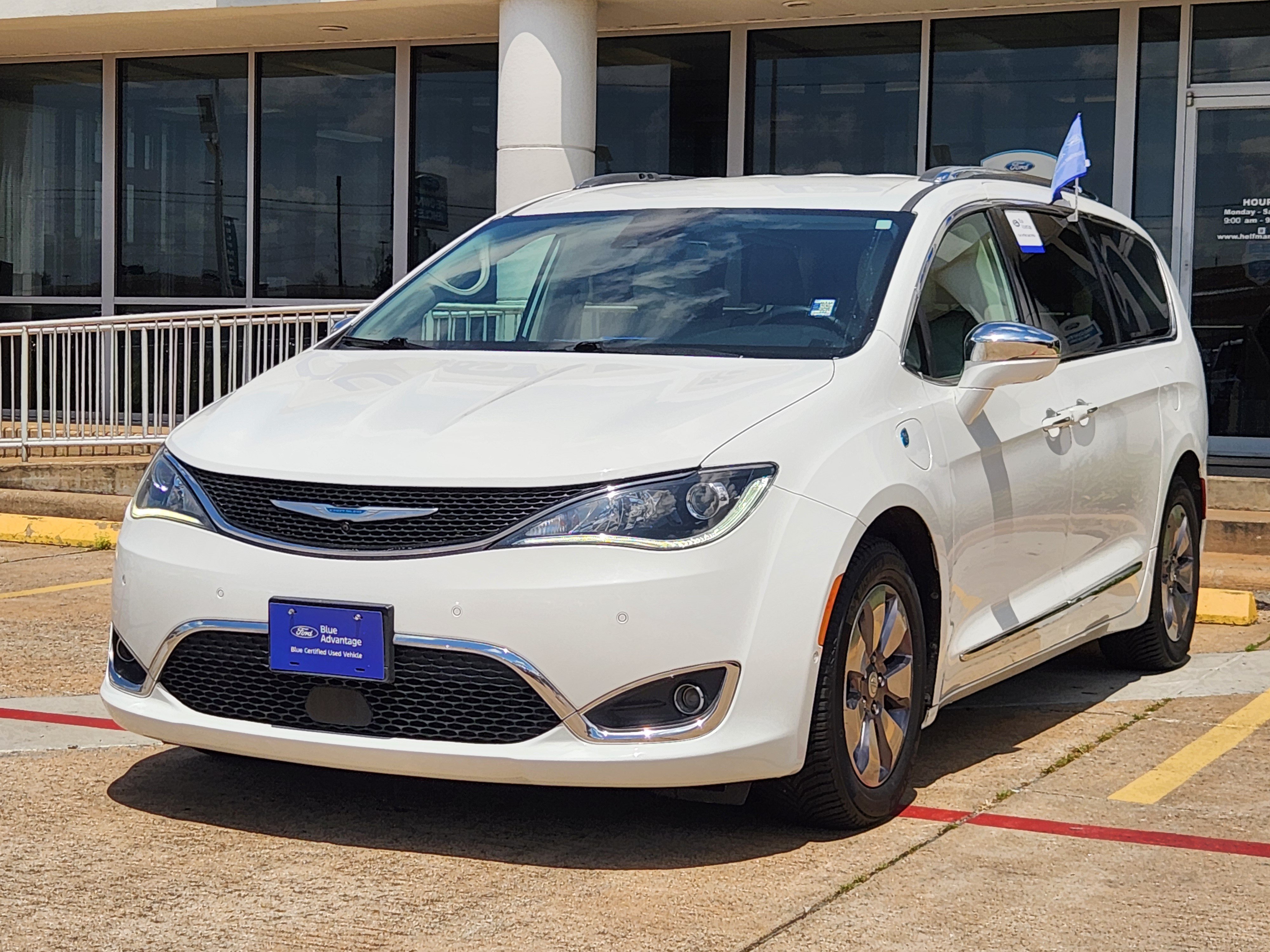 Used 2020 Chrysler Pacifica Limited w/ Advanced Safetytec Group FWD image 2