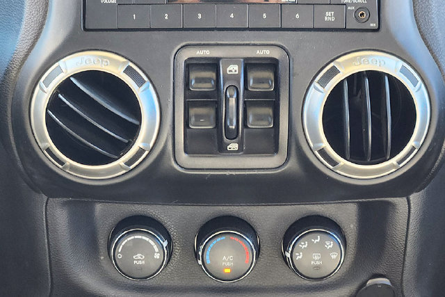 Used 2017 Jeep Wrangler Unlimited Sahara w/ Connectivity Group AWD/4WD image 15