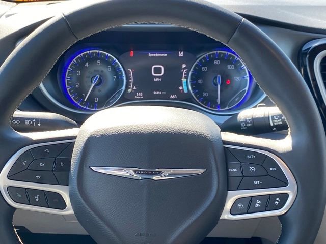 Used 2024 Chrysler Pacifica Touring-L image 9