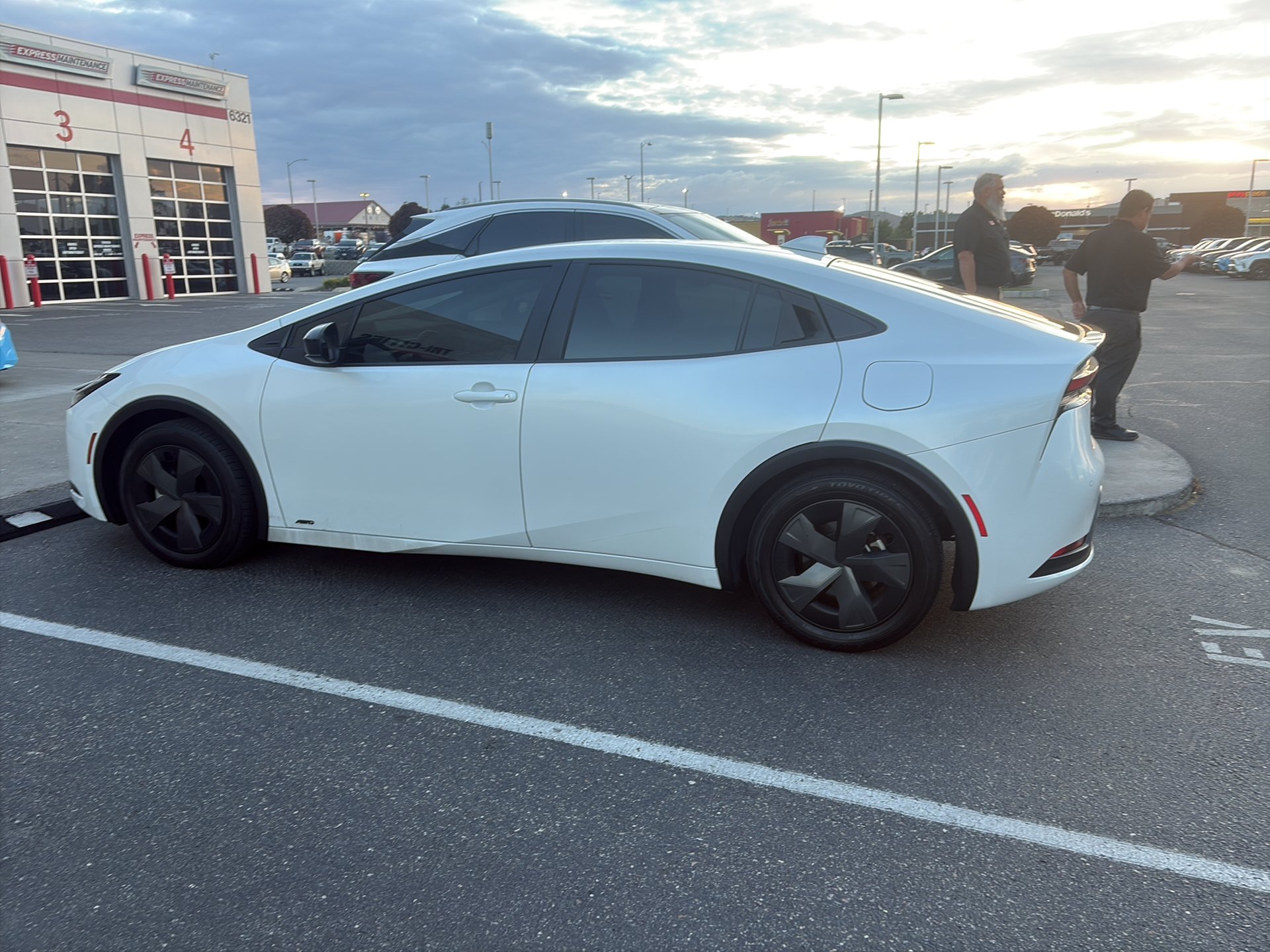 Used 2023 Toyota Prius LE AWD/4WD image 15