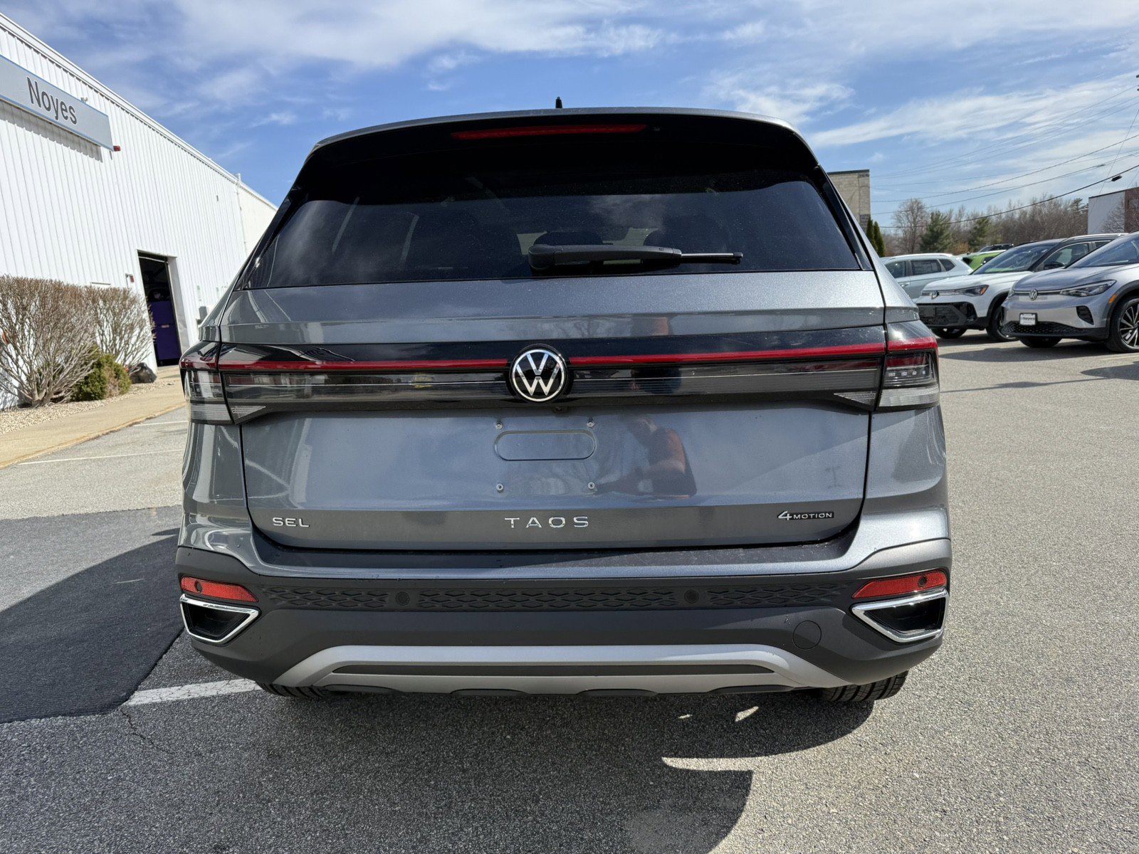 New 2025 Volkswagen Taos SEL image 4