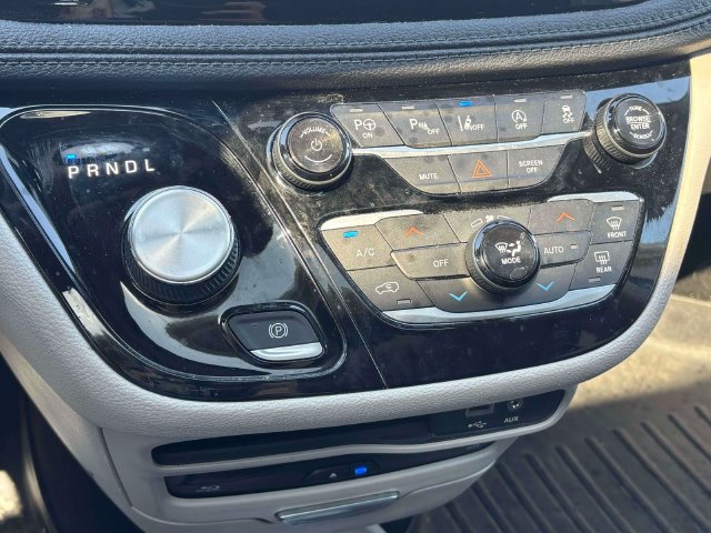 Used 2018 Chrysler Pacifica Limited w/ Advanced Safetytec Group FWD image 20