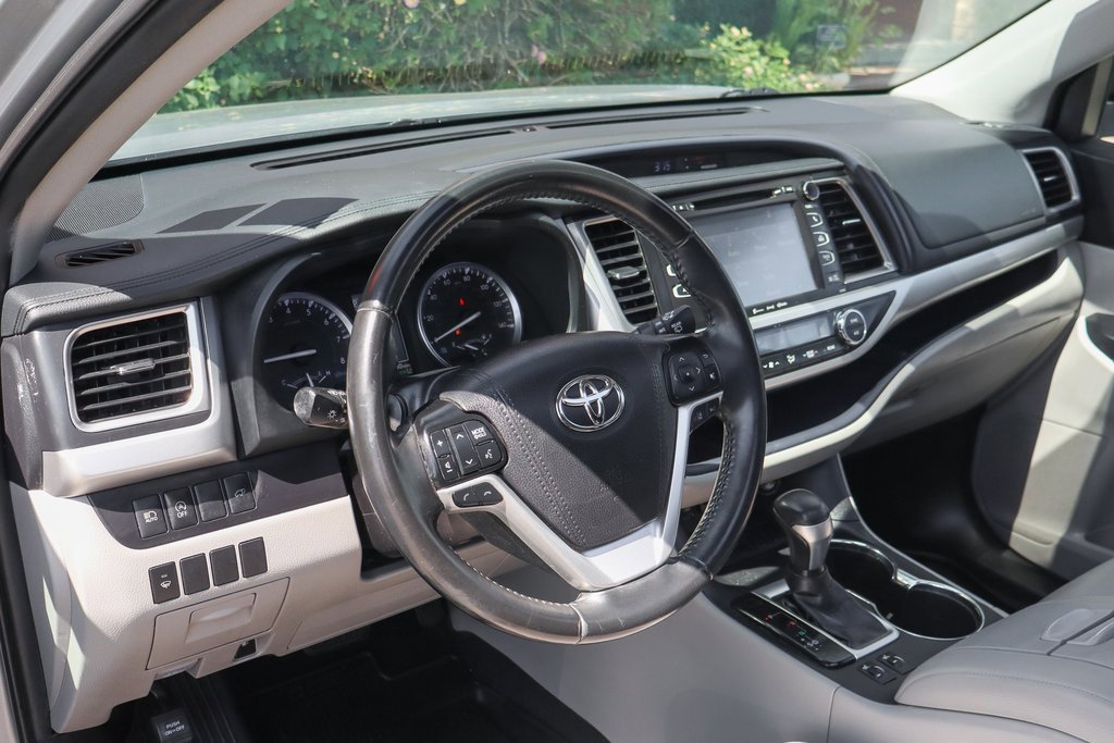 Used 2019 Toyota Highlander XLE image 18
