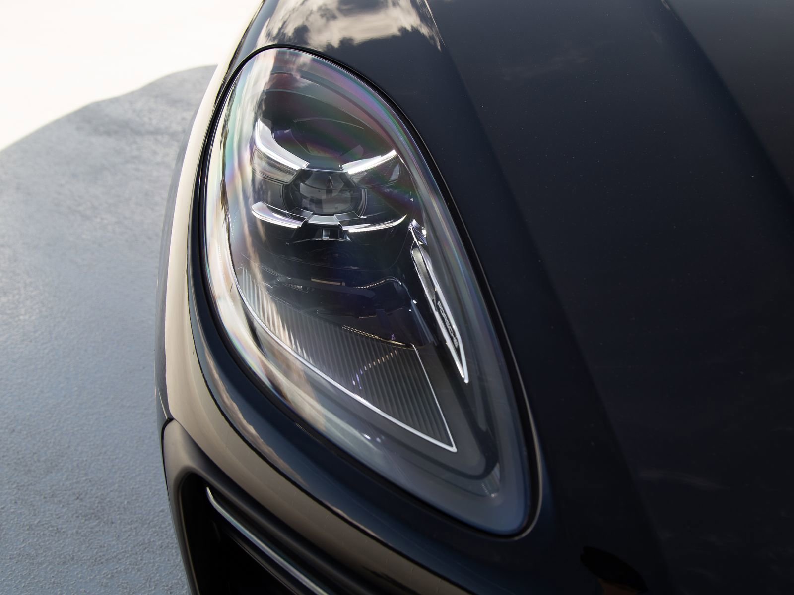 Certified 2025 Porsche Macan AWD/4WD image 13