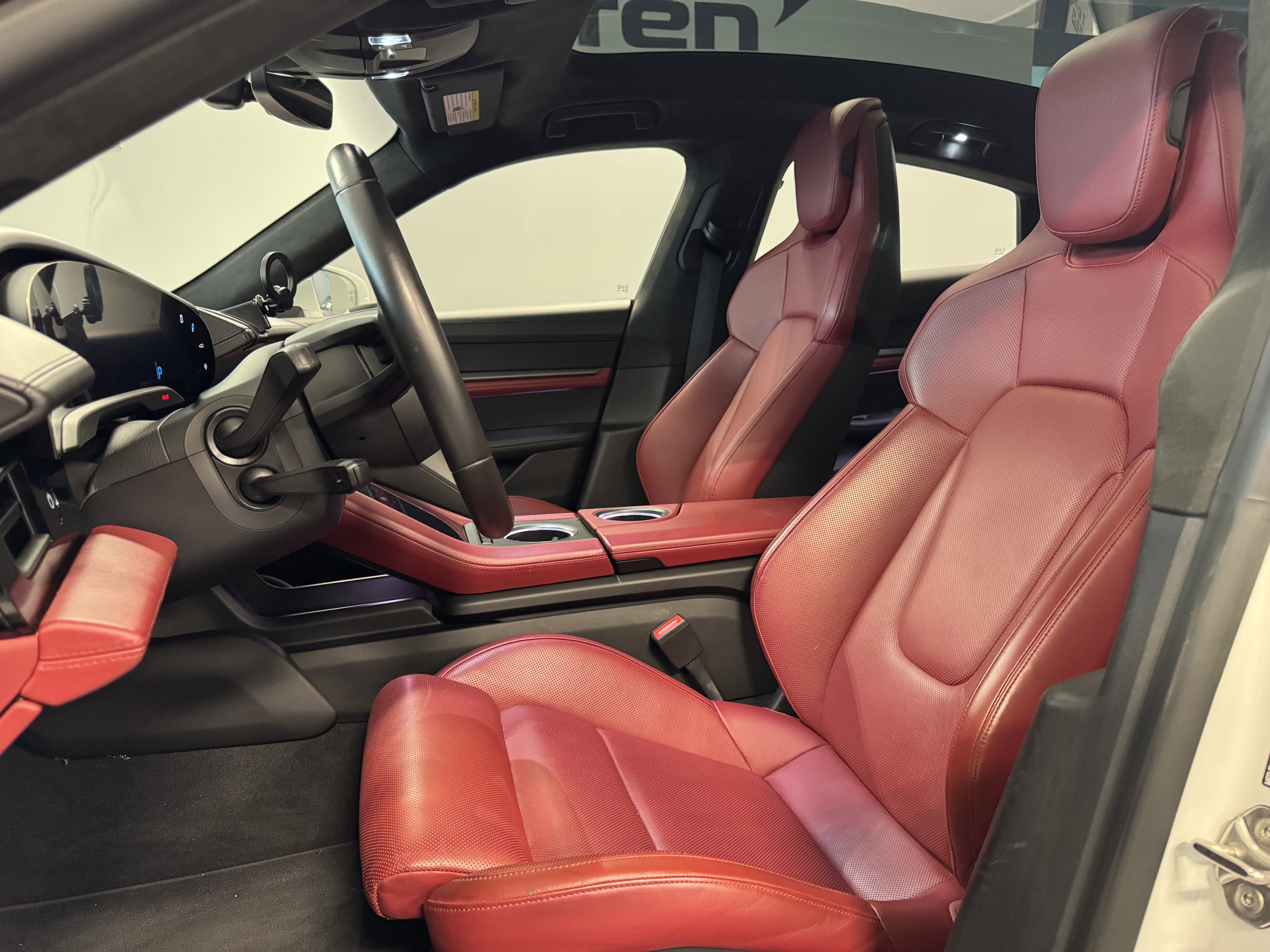 Used 2022 Porsche Taycan image 10