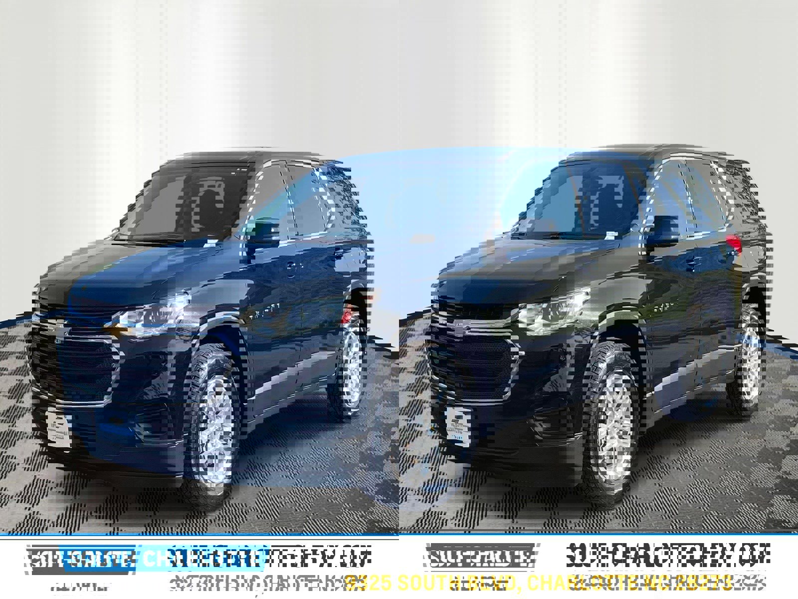 Used 2021 Chevrolet Traverse LS FWD image 1