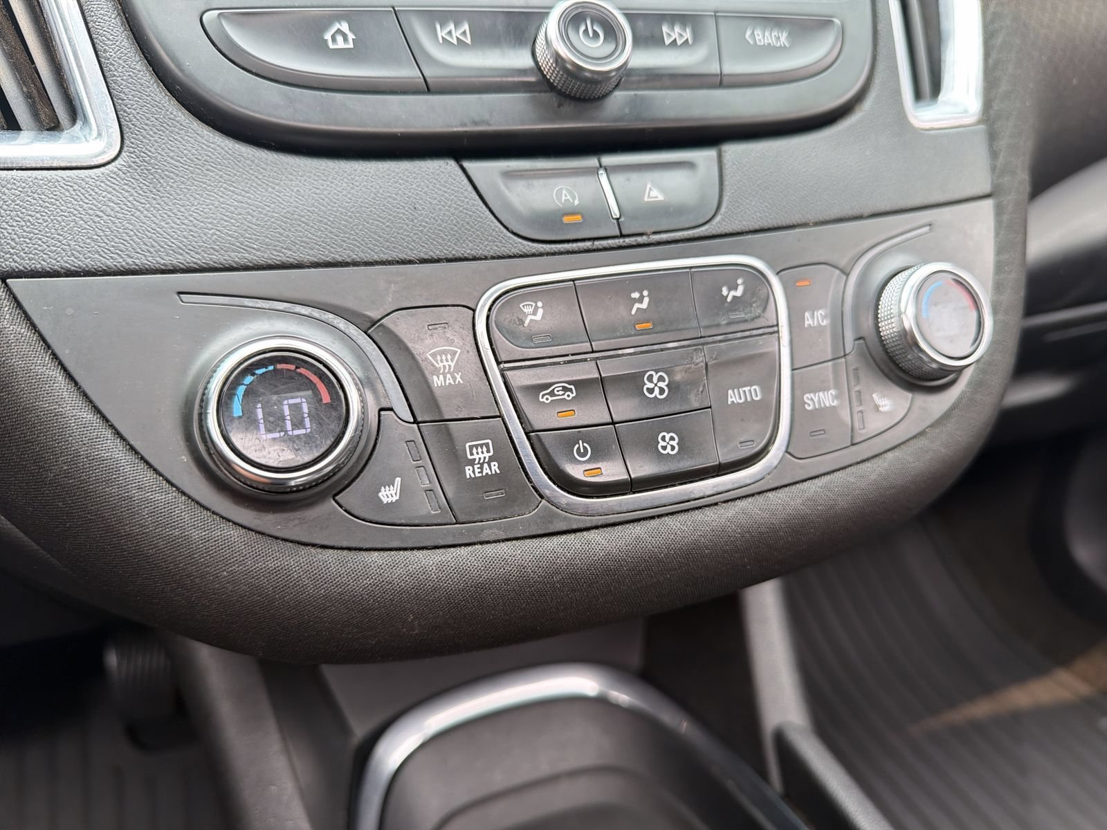 Used 2020 Chevrolet Malibu LT FWD image 28