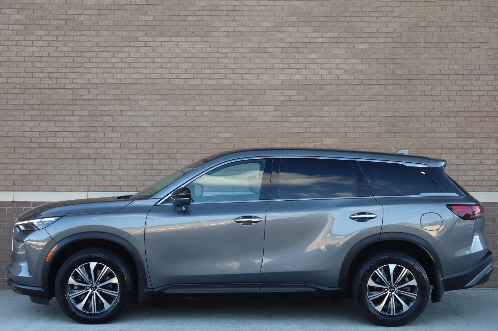 Used 2023 INFINITI QX60 Pure FWD image 2