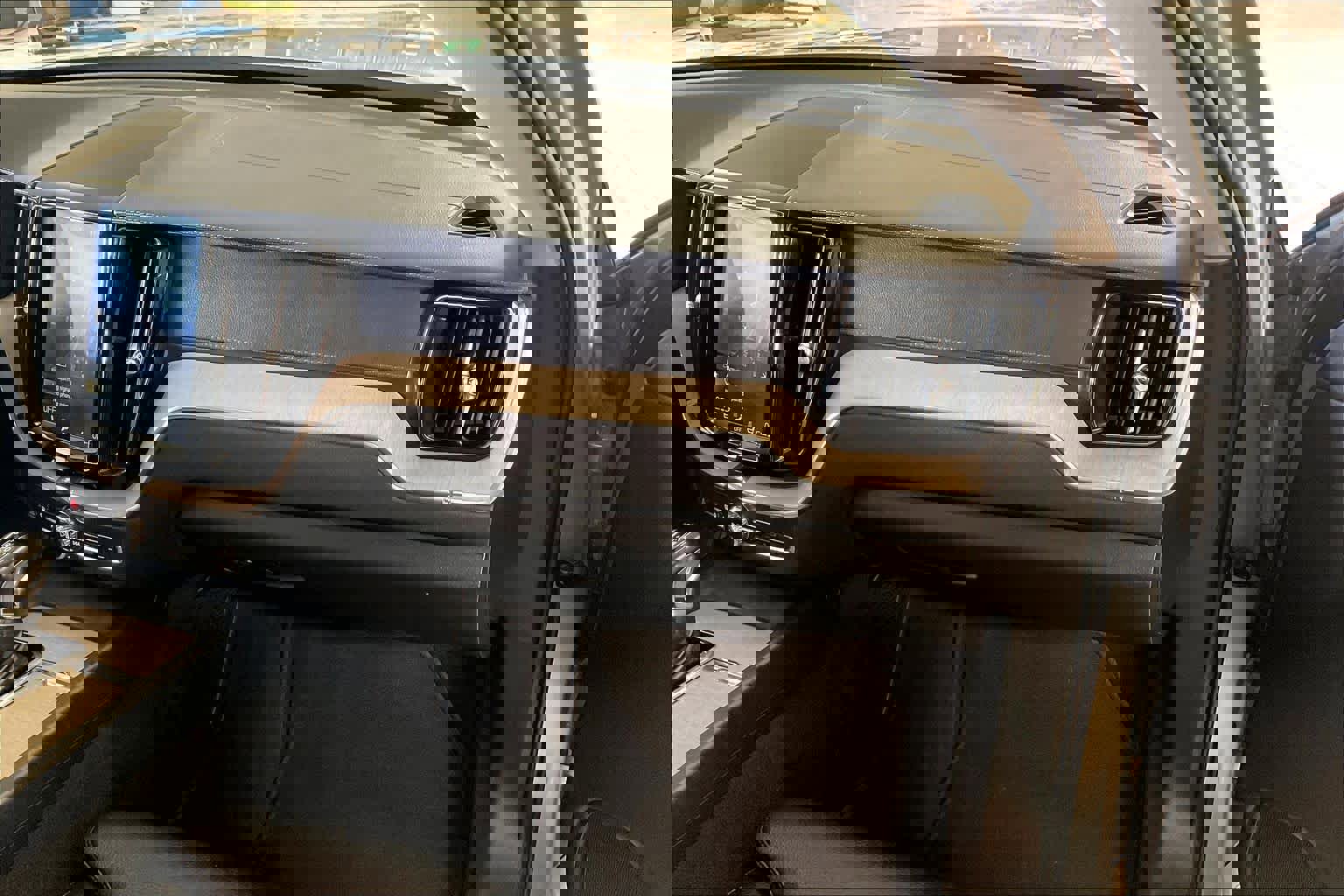 Used 2018 Volvo XC60 T5 Inscription w/ Convenience Package image 17