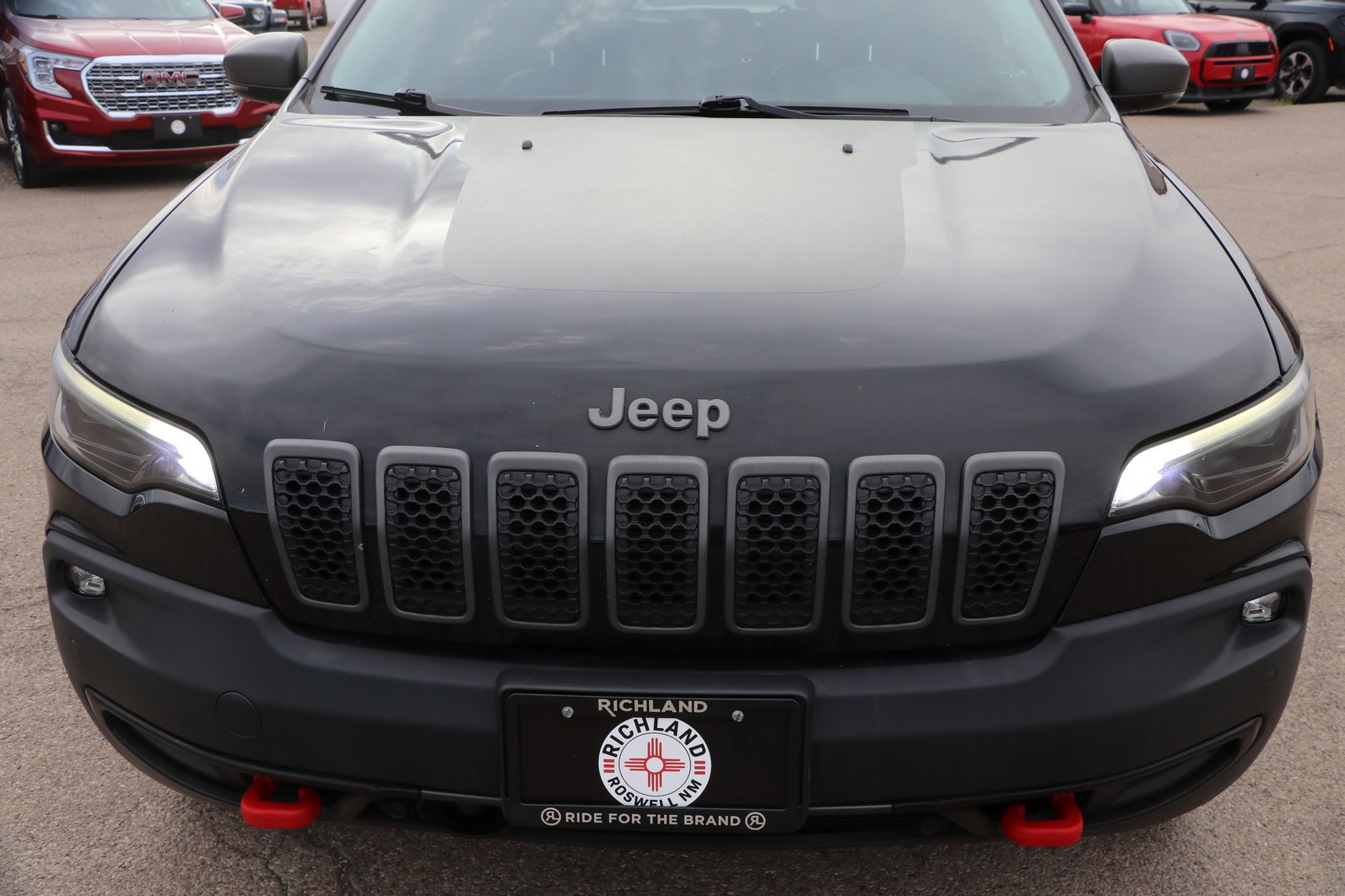 Used 2019 Jeep Cherokee Trailhawk AWD/4WD image 2