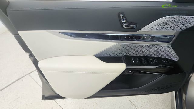 Used 2024 BMW i7 xDrive60 image 38