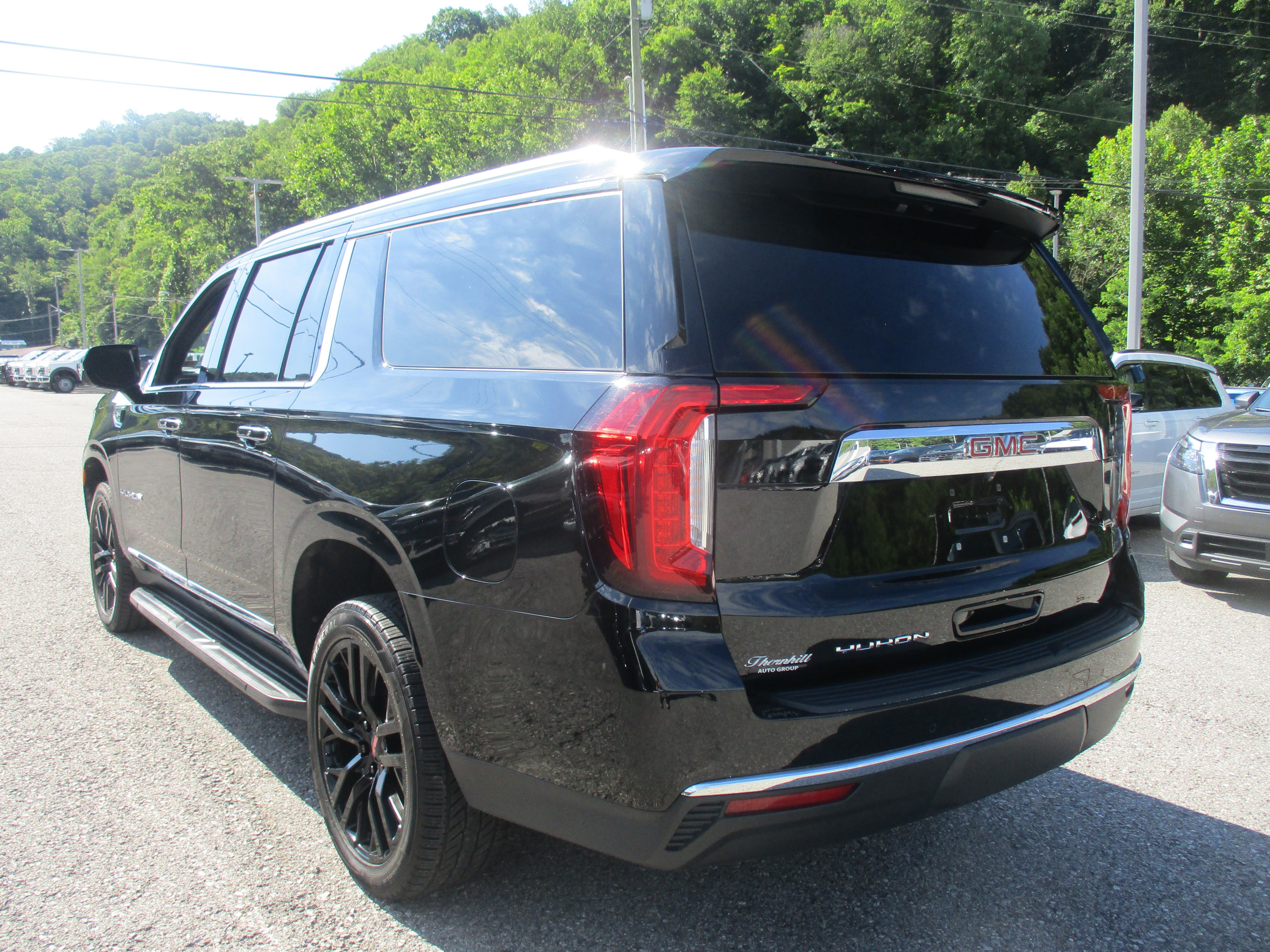 Used 2023 GMC Yukon XL SLT w/ SLT Luxury Package AWD/4WD image 6