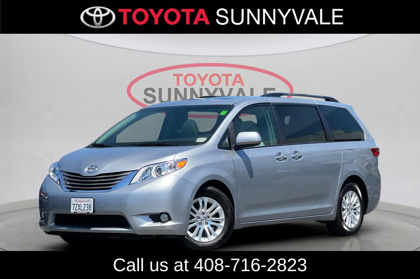Used 2017 Toyota Sienna XLE w/ XLE Navigation Package FWD image 2