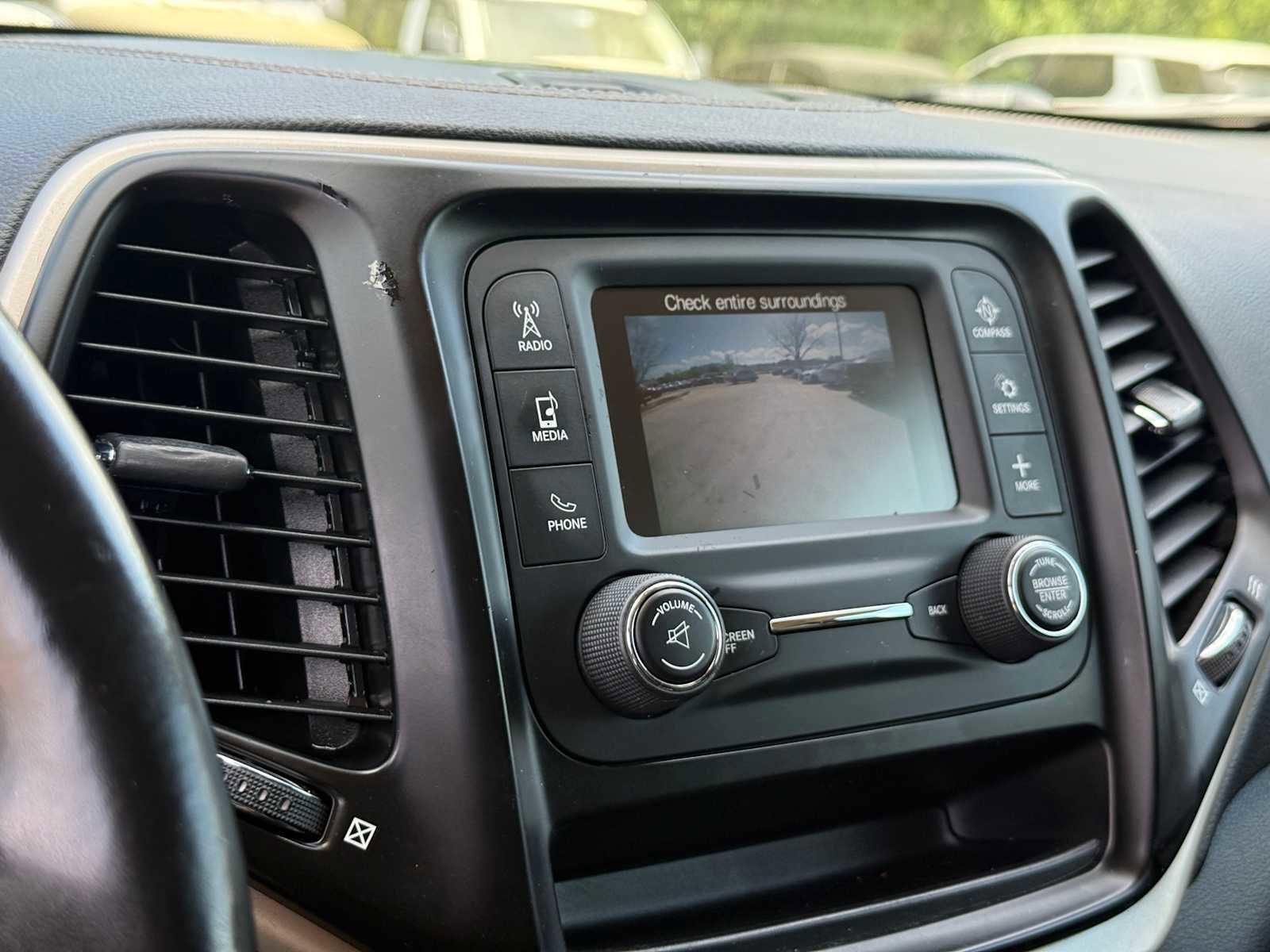 Used 2018 Jeep Cherokee Latitude w/ Altitude Package image 16