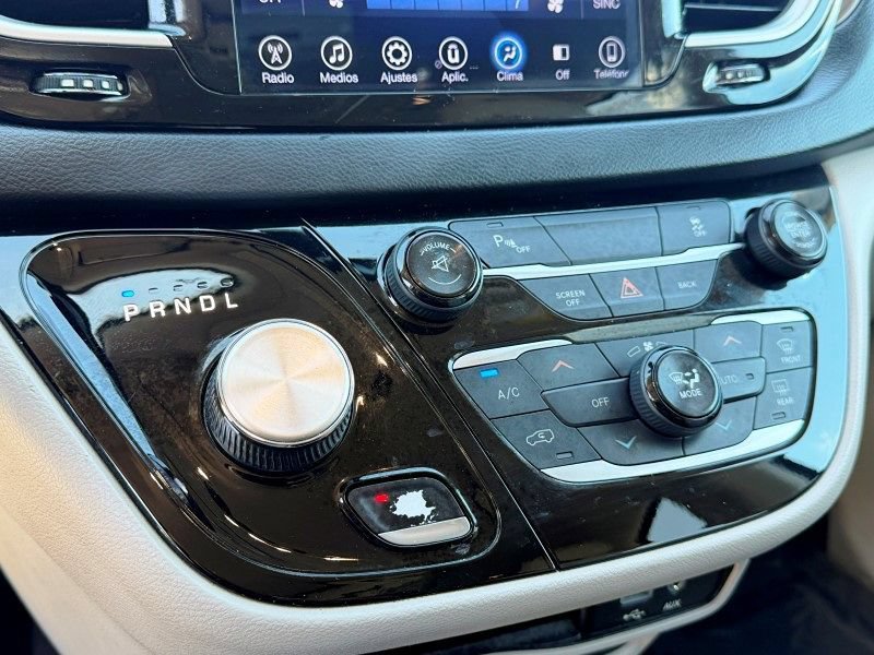 Used 2017 Chrysler Pacifica Touring-L FWD image 26
