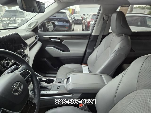 Used 2023 Toyota Highlander Limited FWD image 3