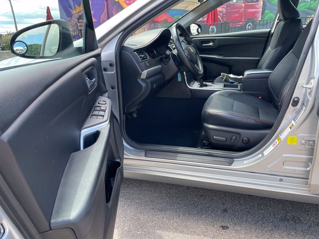 Used 2016 Toyota Camry SE FWD image 14