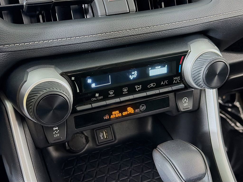 Used 2025 Toyota RAV4 LE image 32