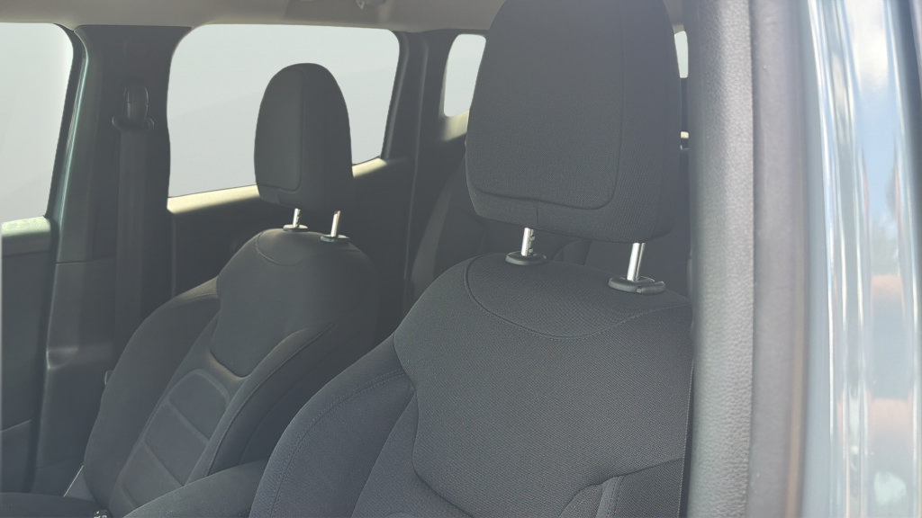 Used 2018 Jeep Renegade Latitude w/ UConnect 8.4 Nav Group FWD image 11