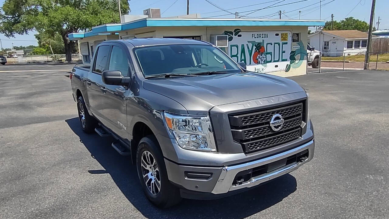 Used 2022 Nissan Titan SV w/ SV Convenience Package image 3