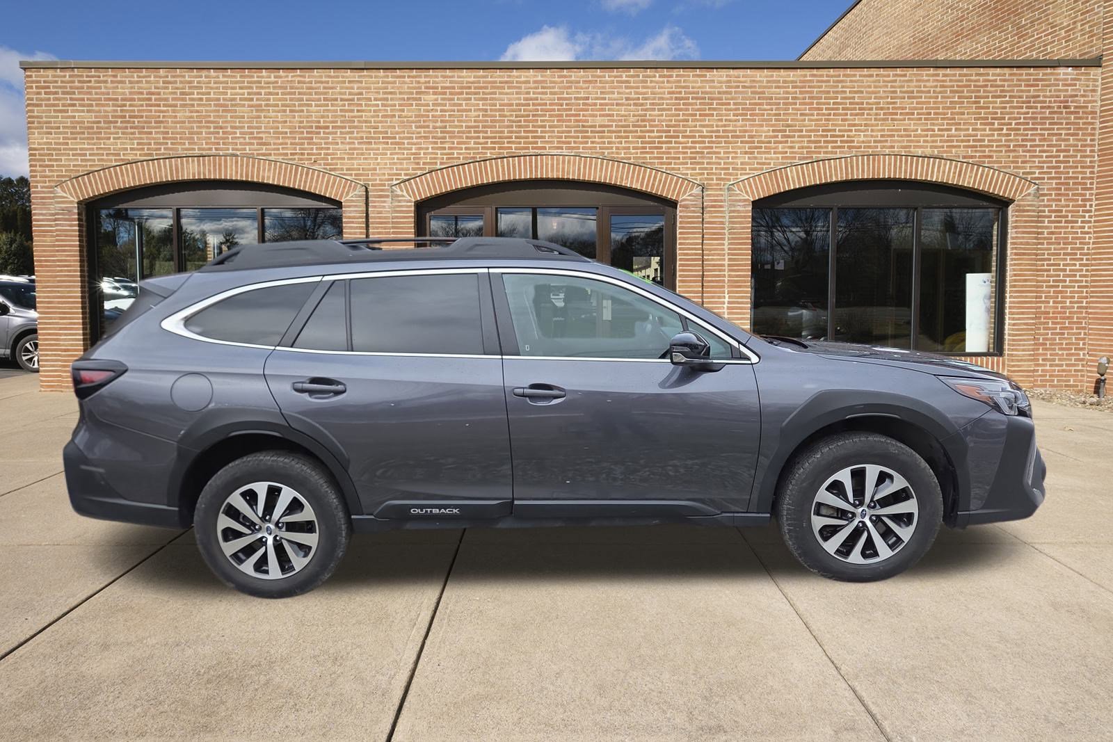 Used 2025 Subaru Outback Premium w/ Popular Package #1A image 2