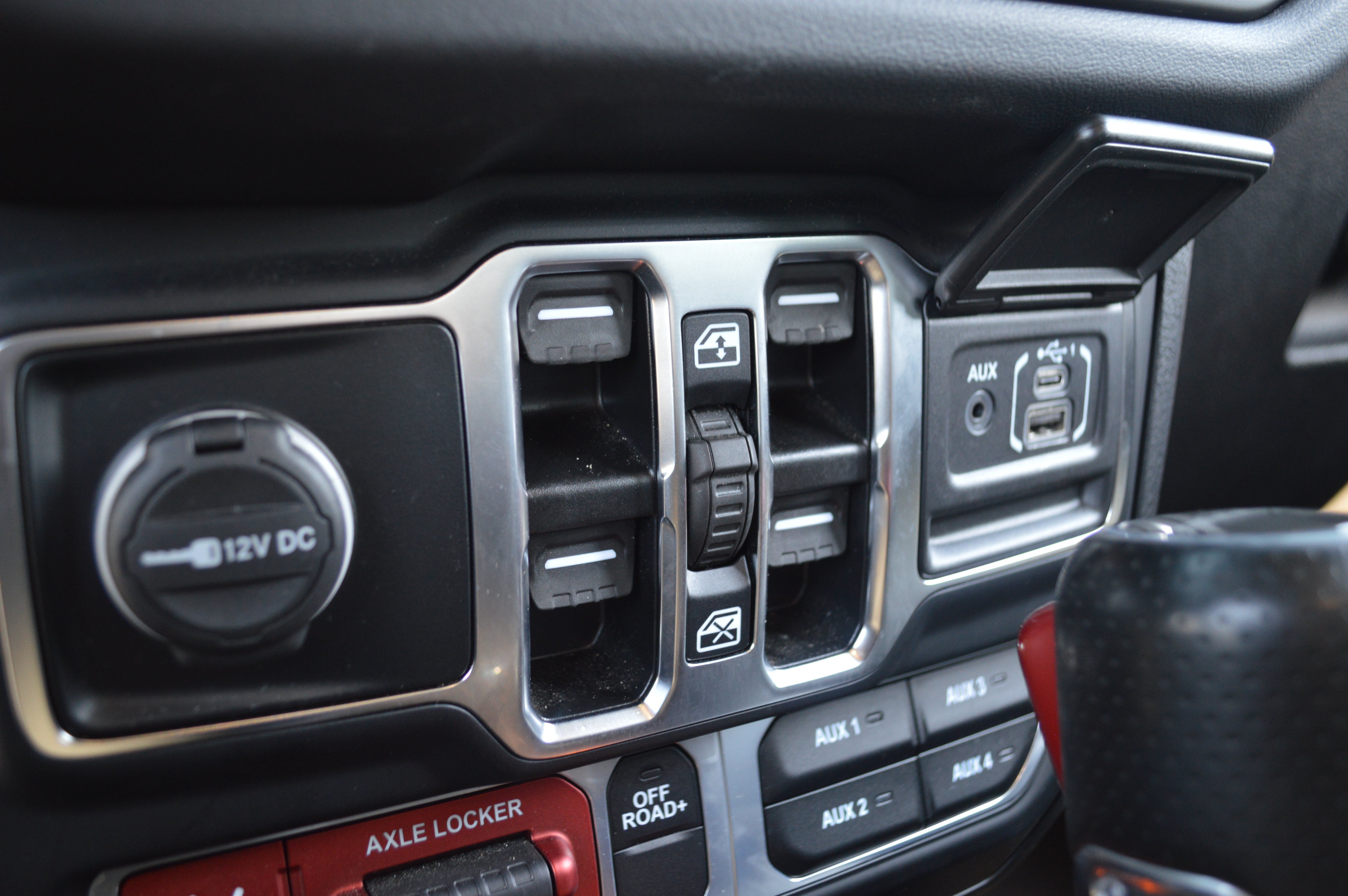 Used 2024 Jeep Gladiator Mojave AWD/4WD image 25