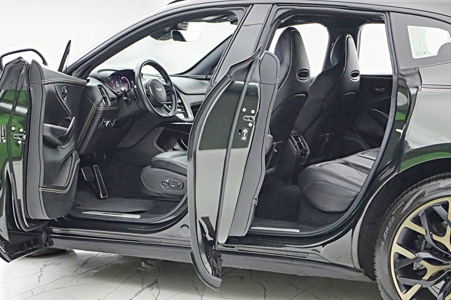 Used 2021 Aston Martin DBX AWD/4WD image 6