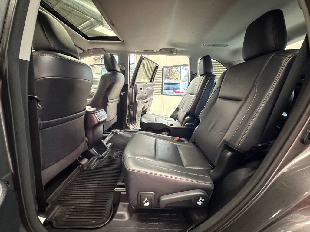 Used 2017 Toyota Highlander Limited AWD/4WD image 57